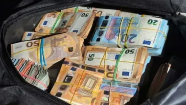Bolsa con diversos fajos de billetes.