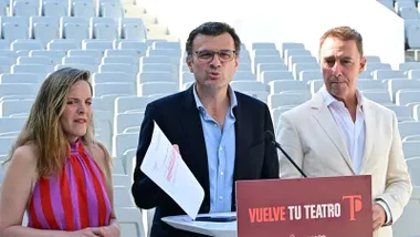 El alcalde de Cádiz, Bruno García, comparece junto a la teniente de alcalde de Cultura, Maite González, y al responsable municipal de Urbanismo, José Manuel Cossi, durante una rueda de prensa celebrada en el Teatro del Parque Genovés. Los tres muestran documentación relacionada con la reapertura del recinto y el anuncio de que volverá a denominarse Teatro José María Pemán.