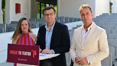 el responsable municipal de Urbanismo, José Manuel Cossi, en el interior del renovado teatro del Parque Genovés. La imagen corresponde al anuncio de la reapertura del recinto y de la recuperación de la denominación de Teatro José María Pemán.