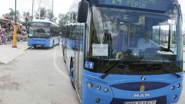 Autobús de color azulado en El Puerto.