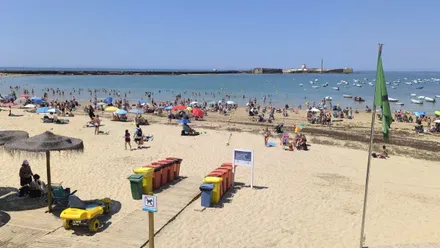 Playa de la Caleta de Cádiz con numeroso público en un día soleado este 30 de junio de 2026