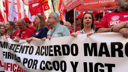 Manifestantes portando pancartas de CCOO en rojo y blanco.