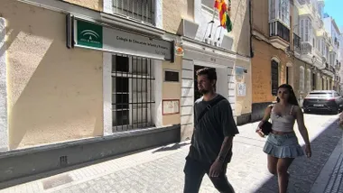 Imagen de la fachada del CEIP San Felipe de Cádiz tomada este lunes, primer día del plazo de matriculación para el próximo curso escolar. Foto: Jose Luis Porquicho Prada.