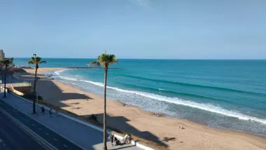 Playa de Santa María del Mar desde altura en un día azul y soleado