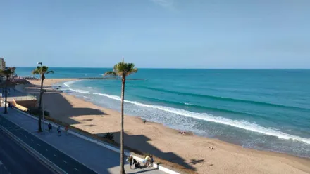 Playa de Santa María del Mar desde altura en un día azul y soleado