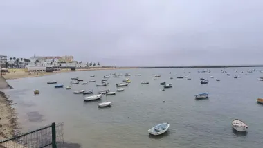 Cádiz ha amanecido con un cielo gris y nublado y viento que ha refrescado la temperatura en plena ola de calor en la España peninsular. Foto: José Luis Porquicho Prada.