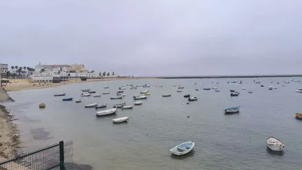 Cádiz ha amanecido con un cielo gris y nublado y viento que ha refrescado la temperatura en plena ola de calor en la España peninsular. Foto: José Luis Porquicho Prada.