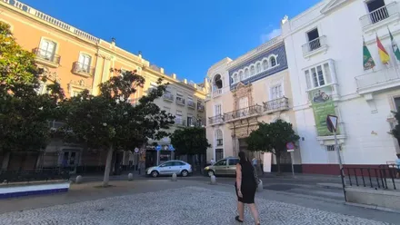 Casa Aramburu y Casino Gaditano bajo el cielo azul limpio de este jueves 25 de junio. Foto: José Luis Porquicho Prada.