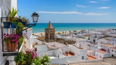 Vista de la playa desde una localidad costera.