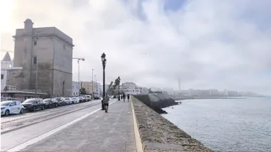 La bruma ha aparecido en Cádiz a primera hora de la mañana. En la imagen se ve el Pirulí tapado por la misma. Foto: José Luis Porquicho Prada.