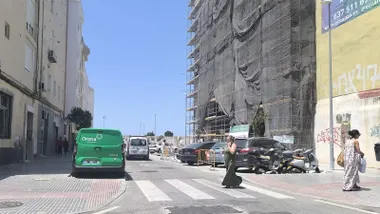 Las calles perpendiculares al Paseo Marítimo contarán con plazas reservadas para residentes a partir del 1 de julio. Foto: José Luis Porquicho Prada.