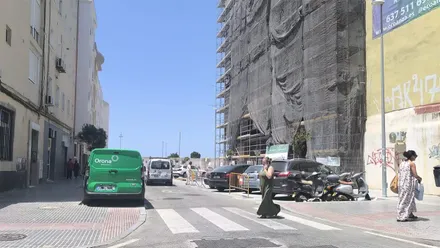 Las calles perpendiculares al Paseo Marítimo contarán con plazas reservadas para residentes a partir del 1 de julio. Foto: José Luis Porquicho Prada.