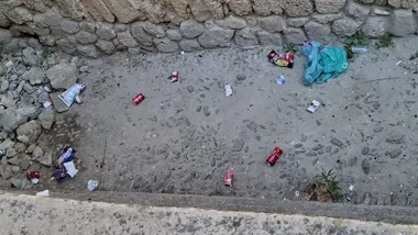 Imsgen de suciedad y desperdicios en una zona de Cádiz.