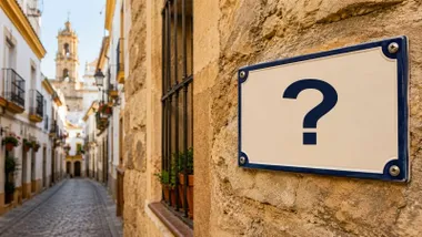 Placa de rotulación de calle con un interrogante.