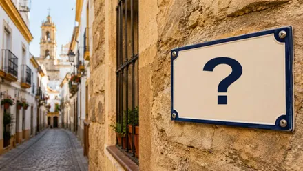 Placa de rotulación de calle con un interrogante.