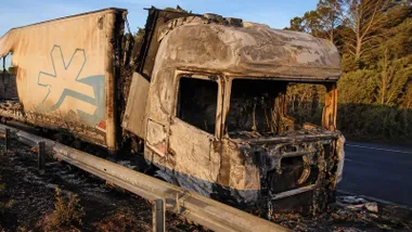 Cabina del camión totalmente calcinada a un lado de la carretera AP-4.