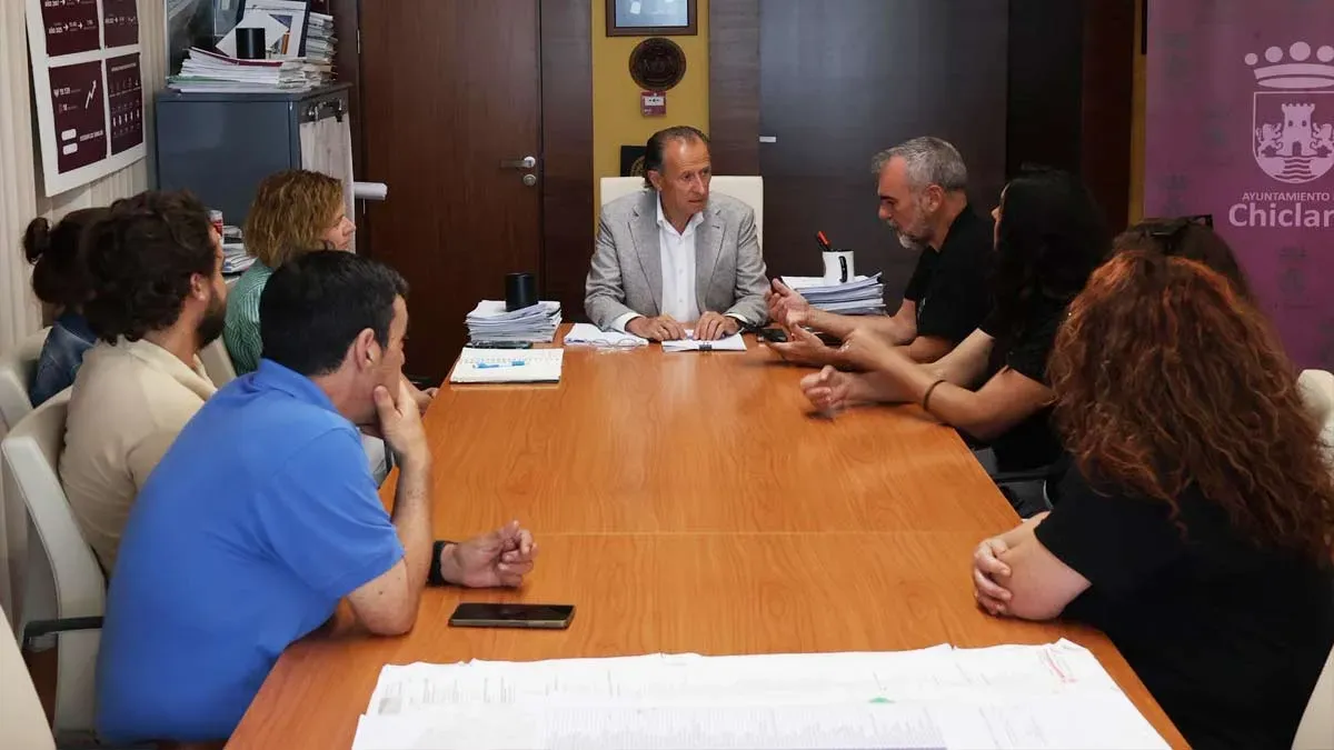 Mesa en la que está el alcalde de Chiclana con los trabajadores de La Campera.