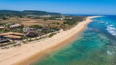 Vista del litoral de Caños de Meca con su arena y el mar turquesa.