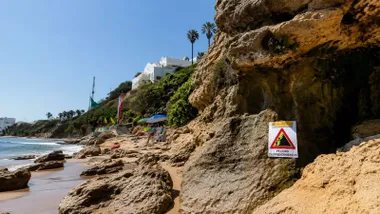 Señales de peligro de desprendimiento en una zona de la playa de Los Caños de Meca.