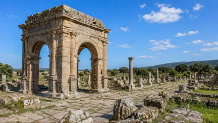 Restos de Cáparra, columnas y templo romano.