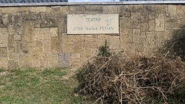 Estado actual del rótulo con el nombre de "Teatro José María Pemán". Foto: José Luis Porquicho Prada.