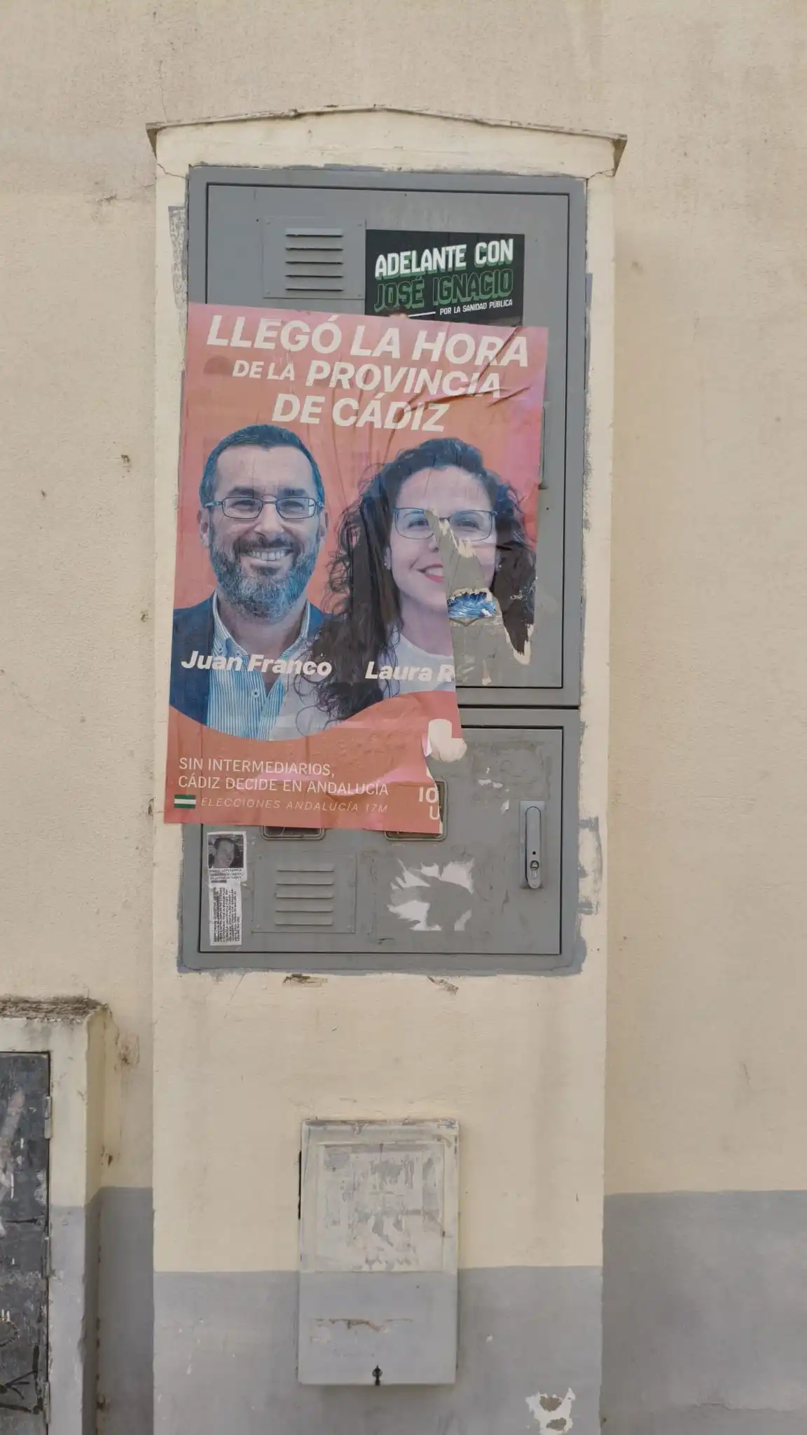 Los carteles siguen ocupan el lugar en el que fueron pegados hace más de un mes.. Foto: Eulogio García.