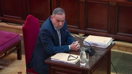 José Luis Ábalos sentado en el banco de los acusados siendo interrogado.