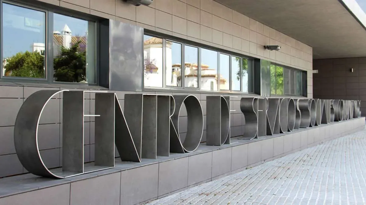 Edificio con letras en acero del Centro de Servicios de Chiclana.