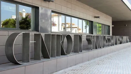 Edificio con letras en acero del Centro de Servicios de Chiclana.