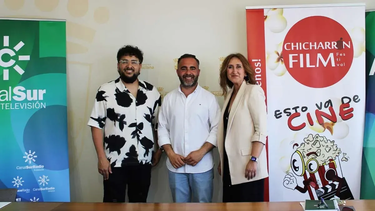 Autoridades presentando el Chicharrón Fest en Chiclana.