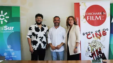 Autoridades presentando el Chicharrón Fest en Chiclana.