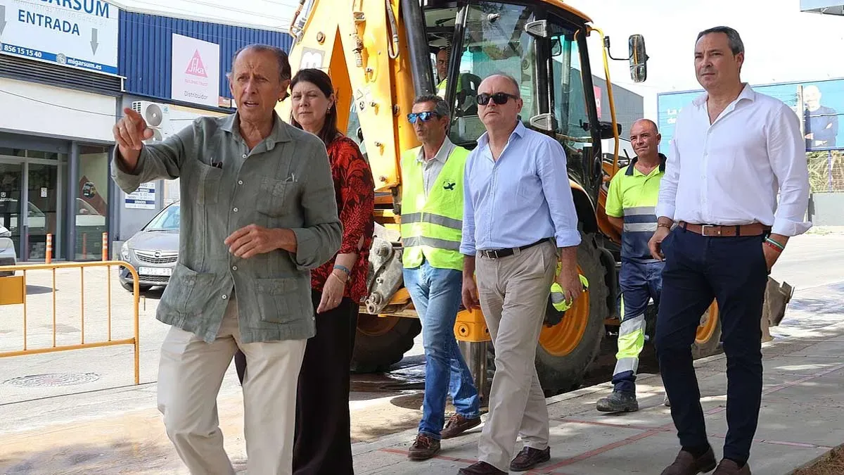 José María Román, con camisa verde tierra, en las obras de los depósitos de Chiclana.