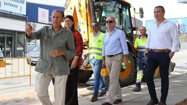 José María Román, con camisa verde tierra, en las obras de los depósitos de Chiclana.