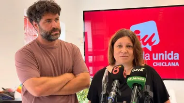Los concejales Roberto Palmero y Susana Rivas delante de los micrófonos.