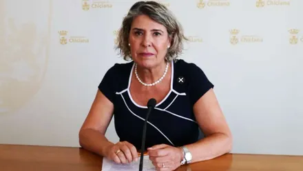 María de los Ángeles Martínez Rico con un vestido negro y ribetes blancos.