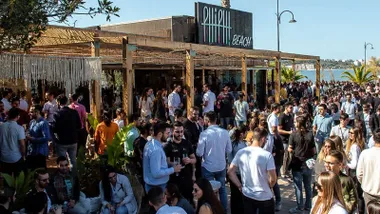 Muchas personas en un chiringuito de Puerto Sherry.