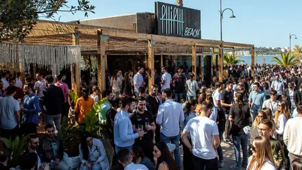 Muchas personas en un chiringuito de Puerto Sherry.