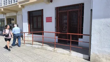 Denuncian el cierre de la Biblioteca de La Viña por falta de personal en plena PAU