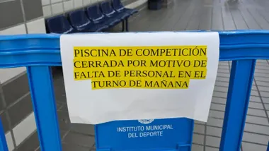 Cartel que anuncia el cierre de la piscina del CIudad de Cádiz en la mañana de este 16 de junio de 2026.