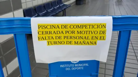 Cartel que anuncia el cierre de la piscina del CIudad de Cádiz en la mañana de este 16 de junio de 2026.