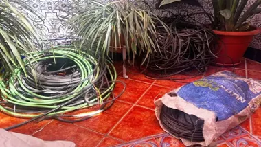 Patio con rollos de cable de cobre robados.