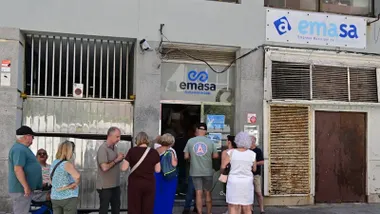 Colas en las oficina de Emasa