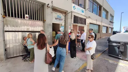 Las oficinas de Emasa han registrado colas durante los últimos días debido a la elevada demanda de solicitudes para las nuevas tarjetas de residentes. Foto: Eulogio García.