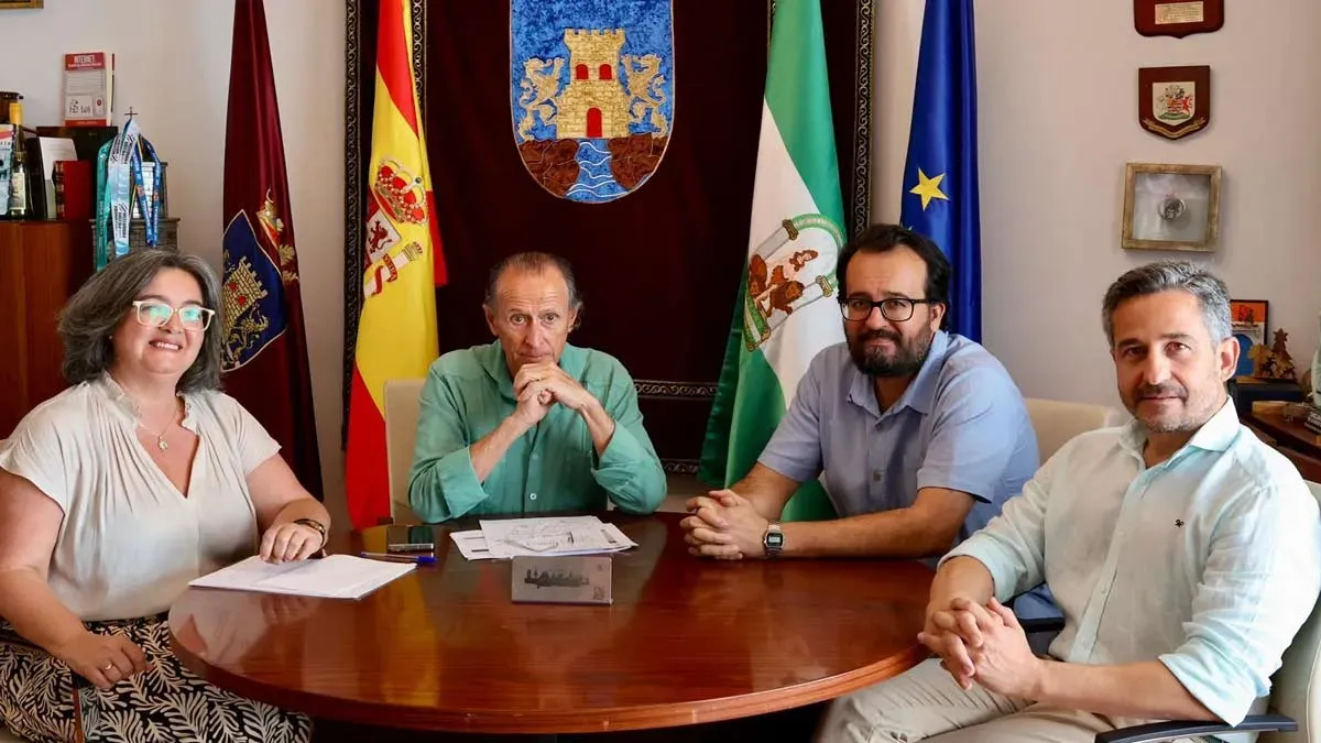 Mesa de trabajo con el alcalde sentado en ella y los delegados de Chiclana.