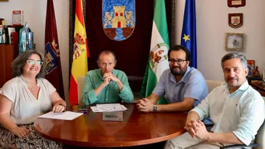 Mesa de trabajo con el alcalde sentado en ella y los delegados de Chiclana.