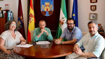 Mesa de trabajo con el alcalde sentado en ella y los delegados de Chiclana.