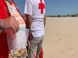 Cruz Roja lanza un mensaje claro desde la playa de Valdelagrana: “No tires la colilla en la arena”