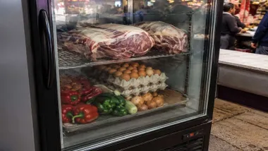Comida en una vitrina refrigerada,