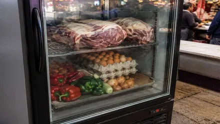 Comida en una vitrina refrigerada,