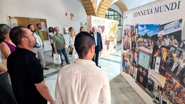 Muestra "Conexa Mundi" con muchas personas.